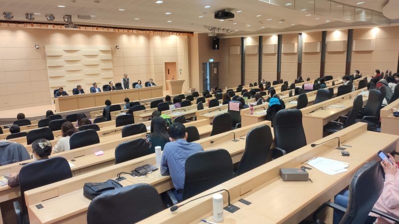 **研討座談 由縣府許參議主持,APPPA 何理事長率吸引力建設公司 黃坤泰總經理(前宏匯集團總裁)及講座,與學員們交流討論。