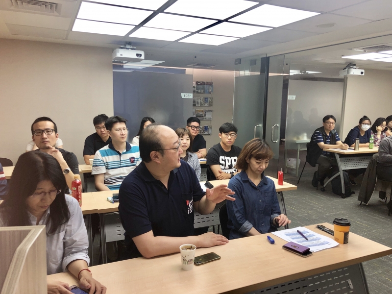 **何理事長主持綜合座談會