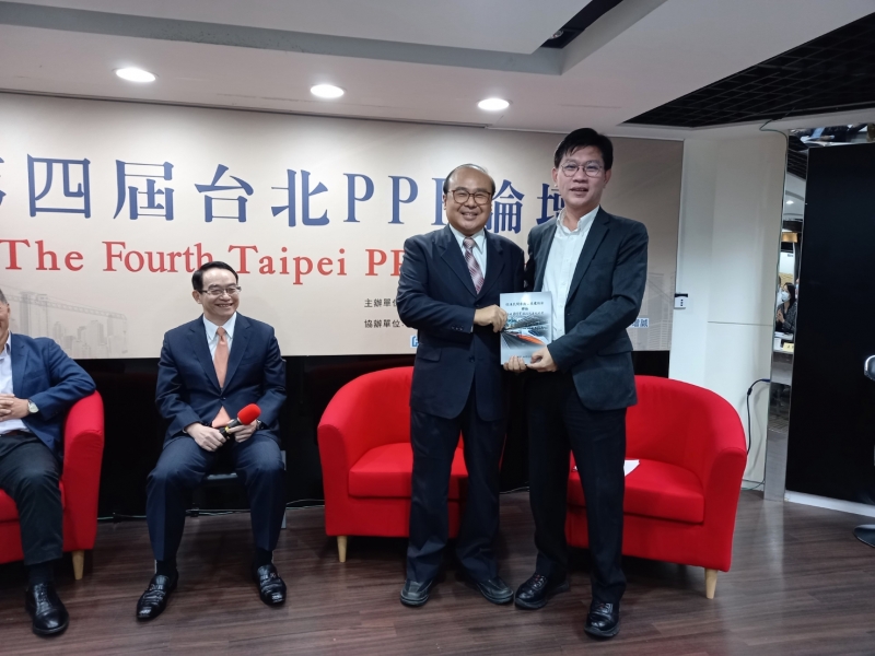 **致贈新書予財政部促參司，供業管人員參考！