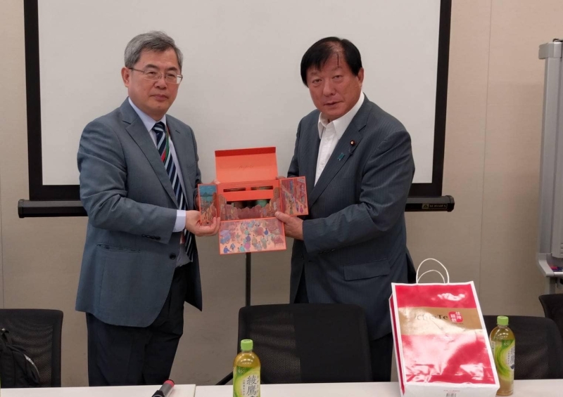 **拜會日本國會眾議台北市政府李泰興秘書長致贈禮物