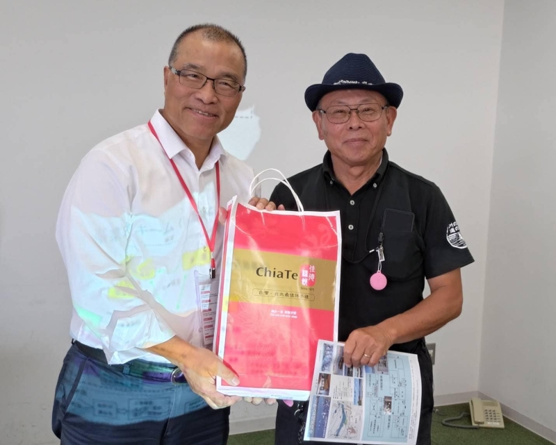 **拜會水之鄉佐源吉田玄經理,並由吉田經理協會葉理事長致贈禮物