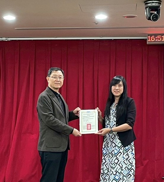 頒發結業證書由學員代表台北市立大學前瞻運輸研究中心陳雅雯執行長